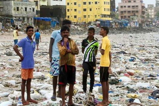 Mundo joga um caminhão de lixo, por minuto, nos oceanos