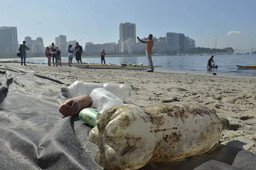 Plástico e resto de cigarro são mais de 90% dos resíduos vistos no mar