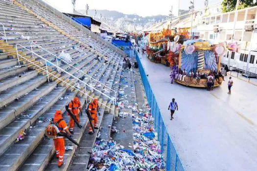 Desfiles de blocos e escolas no Rio já geraram 466,2 toneladas de lixo