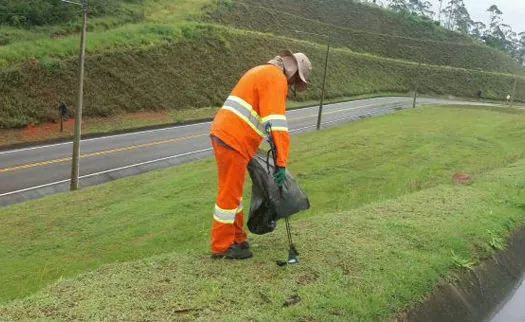 Lugar de lixo não é na rodovia