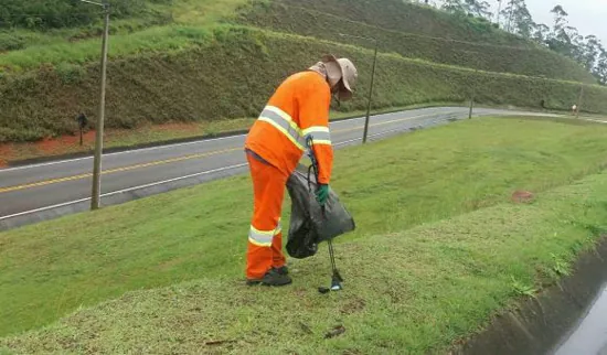 Lugar de lixo não é na rodovia