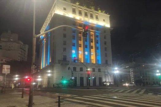 Prefeitura de SP ilumina símbolos da cidade com as cores da Ucrânia em favor da paz