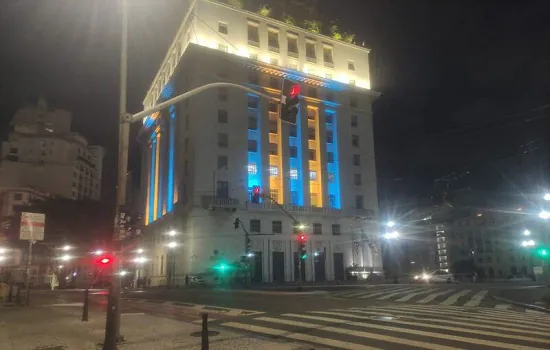 Prefeitura de SP ilumina símbolos da cidade com as cores da Ucrânia em favor da paz