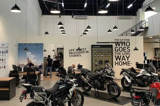 Triumph inaugura concessionária em São Paulo com seu novo padrão visual