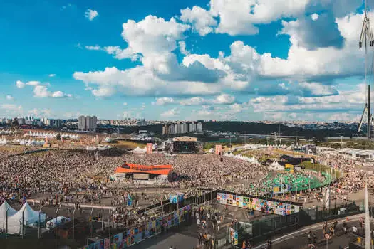 Lollapalooza 2022: chuva forte interrompe sequência de shows no primeiro dia