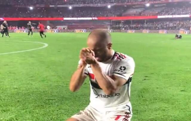 Lucas chora em campo após classificação do São Paulo