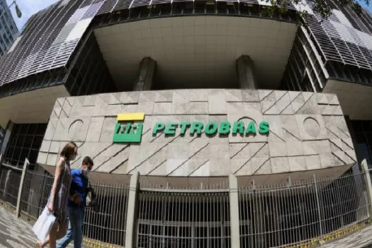 Petrobras tem lucro de R$ 38,1 bi no 1º trimestre, queda de 14 4% ante 2022