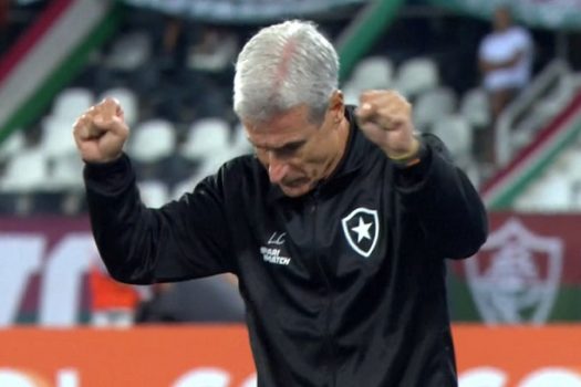 Luís Castro elogia entrega do Botafogo para vencer clássico