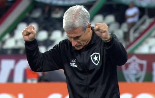 Luís Castro elogia entrega do Botafogo para vencer clássico