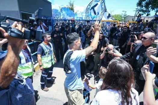 Luis Suárez chega a Porto Alegre e é recebido por milhares de gremistas