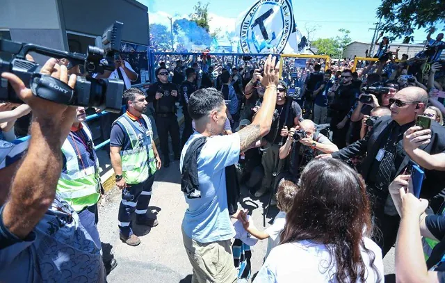 Luis Suárez chega a Porto Alegre e é recebido por milhares de gremistas