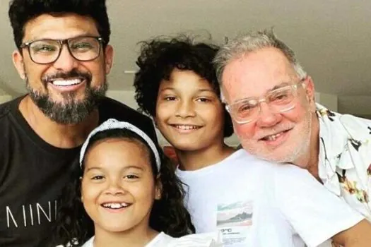 Luiz Fernando Guimarães e marido celebram três anos de adoção dos filhos