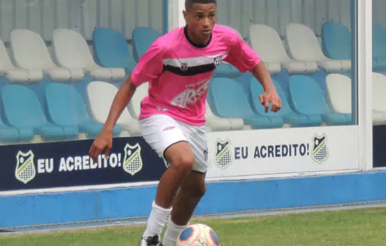 Luiz Fernando celebra estreia no profissional