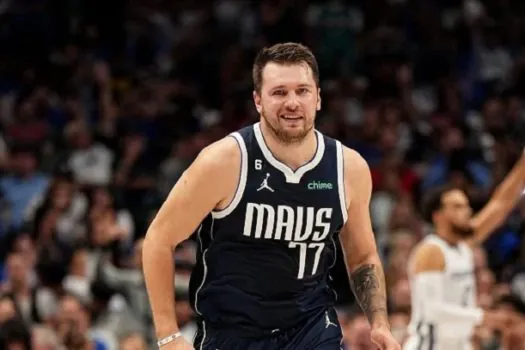 Doncic tem noite iluminada com 50 pontos para o Dallas e iguala médias de Jordan