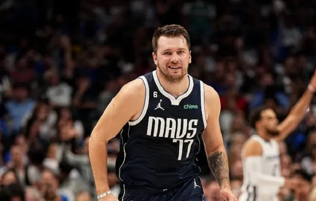 Doncic tem noite iluminada com 50 pontos para o Dallas e iguala médias de Jordan