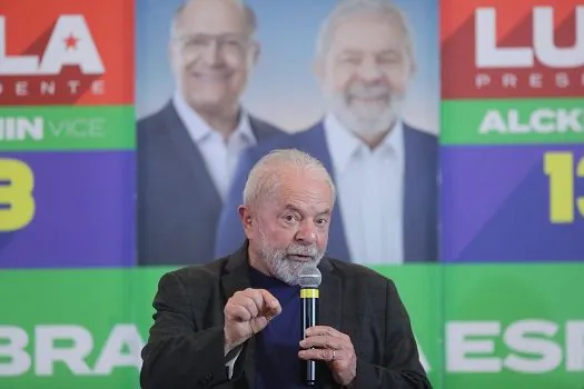 Lula quer governo com menos PT, mais centro e guinada na economia