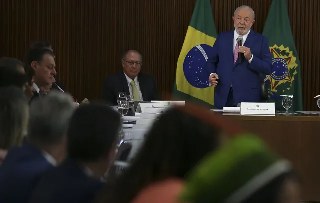 Lula defende crescimento com responsabilidade e seguridade social