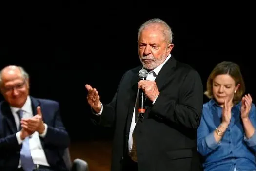 Lula diz que Bolsonaro humilhou Forças Armadas e pede que adversário se desculpe