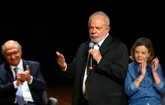 Lula diz que Bolsonaro humilhou Forças Armadas e pede que adversário se desculpe