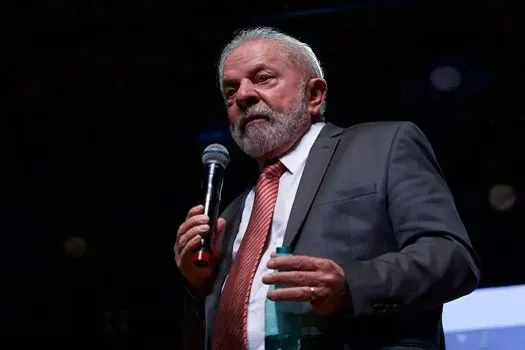 Lula diz que Bolsonaro usa nome de Deus em vão e ‘tira proveito da religião’