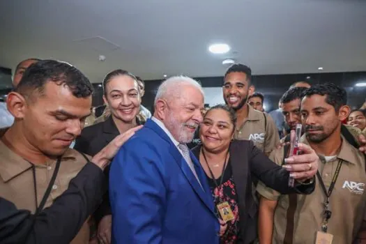 Lula agradece funcionários por limpeza do Planalto