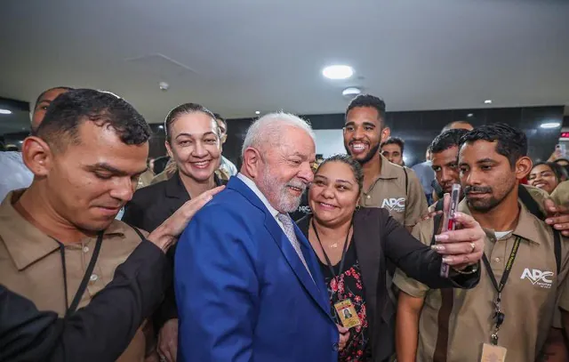 Lula agradece funcionários por limpeza do Planalto