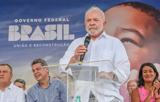 Lula viaja à Bahia para passar carnaval na praia