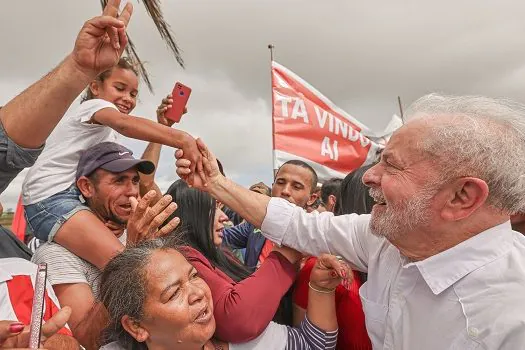 Lula reforça aliança com PSB em Pernambuco e visita réplica de casa onde nasceu