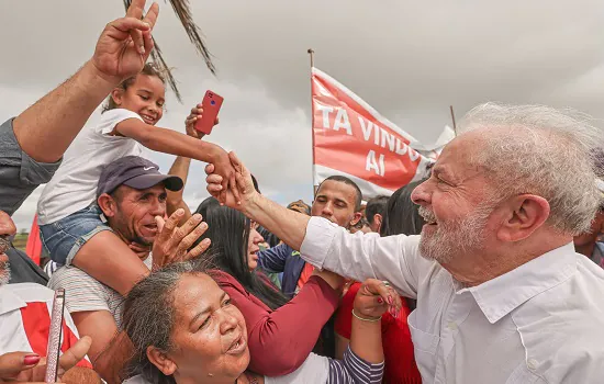 Lula reforça aliança com PSB em Pernambuco e visita réplica de casa onde nasceu