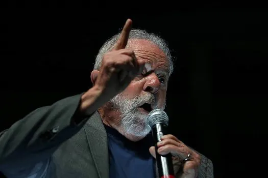 Lula se queixa de rouquidão e reconhece que precisa economizar voz