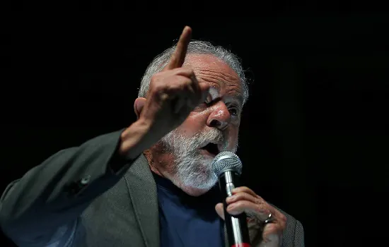 Lula se queixa de rouquidão e reconhece que precisa economizar voz