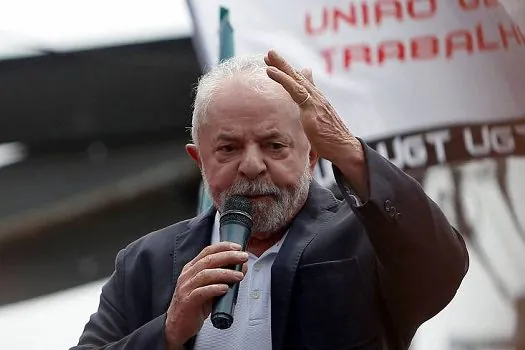 Lula vê eleição apertada e acusa Bolsonaro de usar robôs e ‘máquina de mentiras’