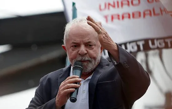 Lula vê eleição apertada e acusa Bolsonaro de usar robôs e ‘máquina de mentiras’