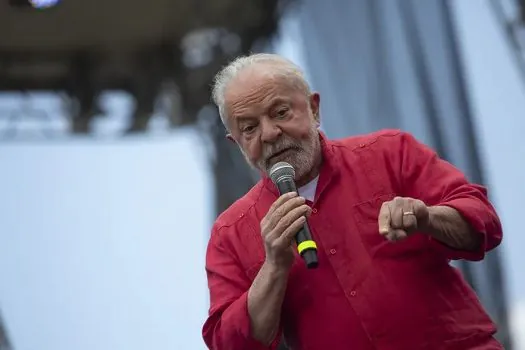 Lula diz que ‘MEC não compra mais livro, distribui dinheiro para pastores’