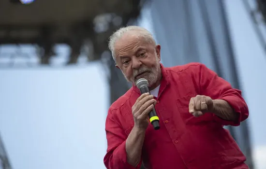 Lula diz que ‘MEC não compra mais livro