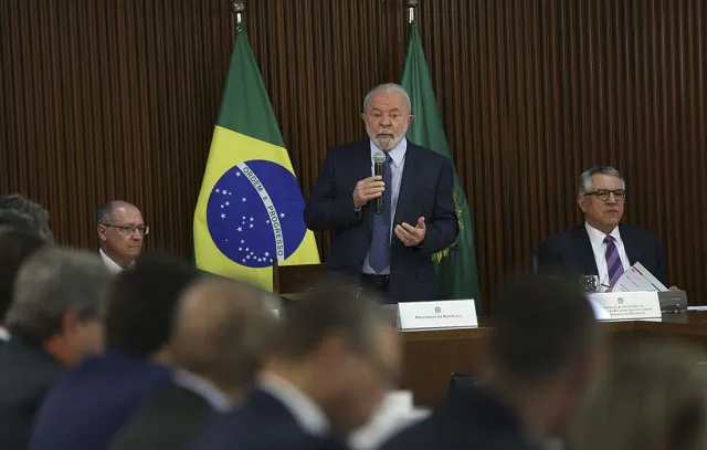 Lula acerta criação de plano comum de obras com governadores