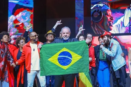 Ministro do TSE determina suspensão de trechos de live de Lula com artistas