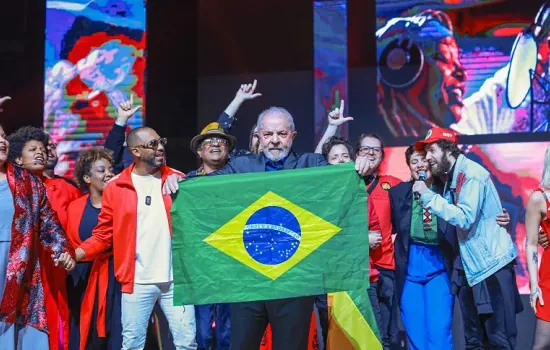 Ministro do TSE determina suspensão de trechos de live de Lula com artistas