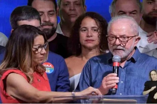 Em discurso, Lula exalta democracia e se diz preocupado com transição do governo