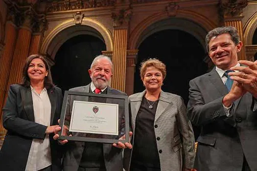 Lula recebe título de cidadão honorário de Paris