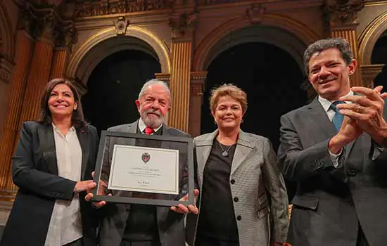 Lula recebe título de cidadão honorário de Paris