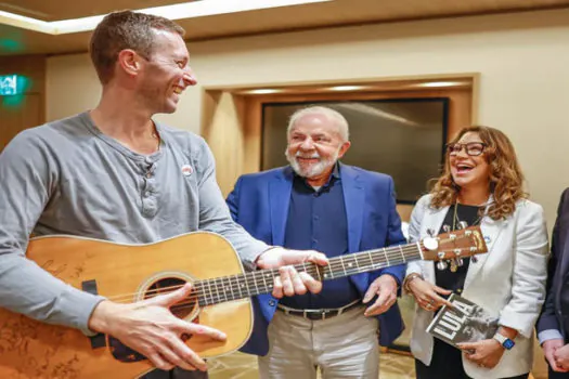 Lula encontra Chris Martin, vocalista da banda Coldplay, e ganha violão autografado