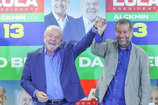 ‘Estar ao seu lado nesse momento é estar ao lado da democracia’, diz Lupi a Lula