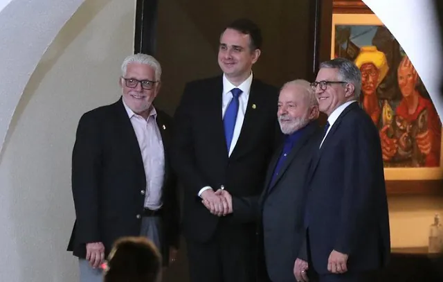 Lula janta com Pacheco e PT oficializa apoio à reeleição no Senado