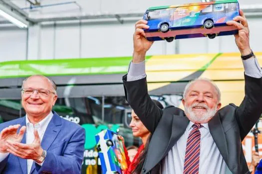 Presidente Lula visita sede da Eletra e promete apoio a frotas de ônibus elétricos