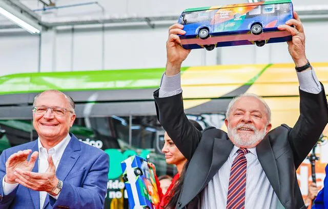 Presidente Lula visita sede da Eletra e promete apoio a frotas de ônibus elétricos