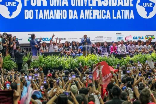 Lula participa de congresso da UNE e promete mais universidades