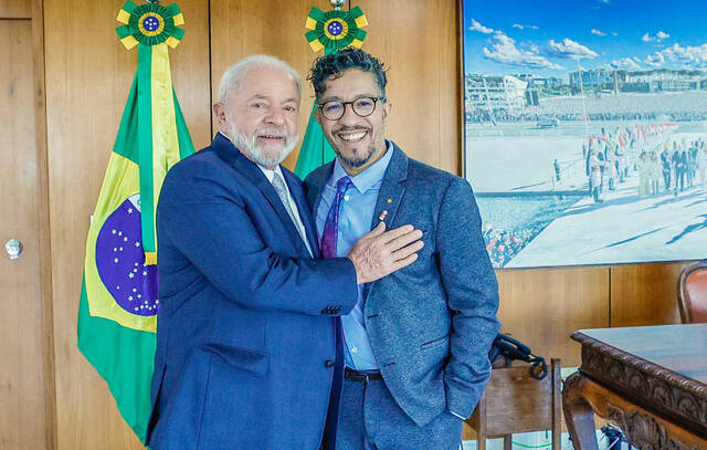 Presidente Lula recebe Jean Wyllys em seu gabinete no Palácio do Planalto em junho
