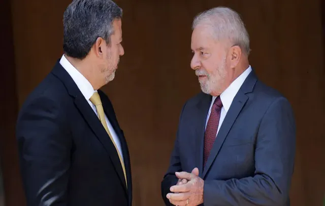 Lula diz a Lira que define espaço do Centrão no governo na volta de viagem internacional