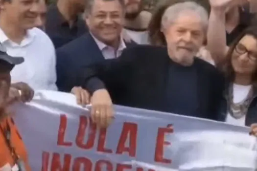 Lula é libertado da prisão da PF em Curitiba